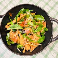 可能是義大利麵、香菇和燉小牛膝的圖像
