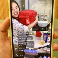 可能是舒芙蕾、電話和顯示的文字是「 21:55 < 現正直播 現正直播48 Ο 48 現正直播 船謝 精关學結物員 温果健膜 四牌者 然 Chaclotte ChadonteSong Song 魏嘉昌 魏嘉昌我倒開水 我倒開水 ChiaHungChang Chia Hung Chang 更新後我不會截圖 VivianHuang Vivian Huang 截圖截到自己的留言 嗎 嗎？ Jackie JackieHsu Hsu 證明有看1路跑，又」 證明有看 路跑 「路跑・又」 又」 留言...... 　留言..... 留言 即時聊天室」的圖像