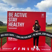 可能是機能運動服飾和顯示的文字是「 BE ACTIVE STAY HEALTHY 芸 ZWILLING DEC 2025 TAIPEI / ZWILLING RUN RUN BE ACTIVE, STAY HEALTH RUN RUN หม. BEACTIVE,STAYHEALTHY BE ACTIVE STAY HEALTHY FINIS PFINIA.. 1ebeccaHedonim CBECCA Hedonam onam から」的圖像