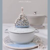 可能是蕾絲、花邊和顯示的文字是「 PLUM& CHERRY PLUM&CHERRYBLOSSOM BLOSSOM Atelier AtelierCelletian Collection P M STAUD 」的圖像