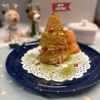 可能是半圓形餡餅、蛋糕和顯示的文字是「 LK MERRY CHRISTMAS! 」的圖像