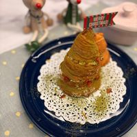 可能是蛋糕、半圓形餡餅和顯示的文字是「 MERRY CHRISTMAS! 」的圖像