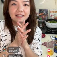 可能是一或多人、電話和顯示的文字是「 10:03 63 現正直播 現正直播。44 Ο 44 ၁ 動吉 公 ት 船業日牌菌 美習快· 南法草菌のる 李小琪 謝謝老師 Shih-chiHsu Hsu 謝謝巧可老師 YiChingTu Yi Ching Tu 謝謝老師 ٥ 日 留言.. 即時聊天室」的圖像