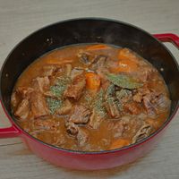 可能是燉小牛膝和肉排的圖像