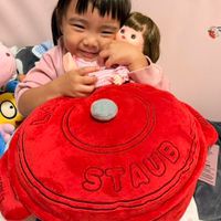 可能是‎嬰兒、微笑、玩具和‎顯示的文字是「 ‎STAUD ST פש4‎ 」‎‎ 的圖像