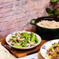 可能是炒飯、炒麵、北非小米飯和豆腐的圖像