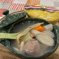 可能是粥、火鍋和顯示的文字是「 D SAYAS 」的圖像