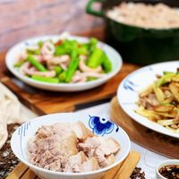 可能是麵、豆腐、炒麵和文字的圖像