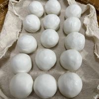 可能是港式點心、豆腐和馬勃菇的圖像