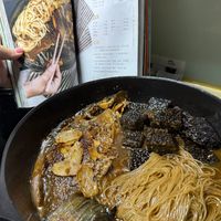 可能是義大利麵、香菇、拉麵和文字的圖像