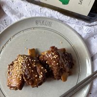 可能是燉小牛膝和文字的圖像