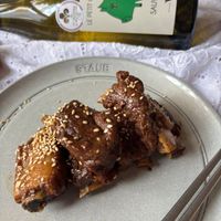 可能是‎顯示的文字是「 ‎COCHONE ណ So: OK ETITCOCHONG LEPETIT LE PETIT اا SAUVIGNON ከያማ pQo STAUB‎ 」‎的圖像