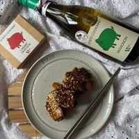 可能是‎燕麥餅乾、炸丸子、椰子馬卡龍和‎顯示的文字是「 ‎COCHONNET COCHONNET 5 PETI CABERNET SAMECNON SAUVIGNON ON VUIVON 021 COCHONNET S A "OR 0 OR LEPETIT اسم SAUVIGNON SAUVIGNO V00- Pco STAUB AUB‎ 」‎‎ 的圖像