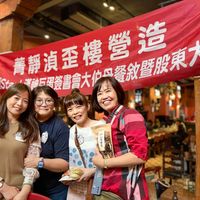 可能是一或多人和文字的圖像