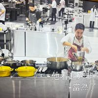可能是顯示的文字是「他看起來非常緊 雙 普戰部 系加 當然了」的圖像