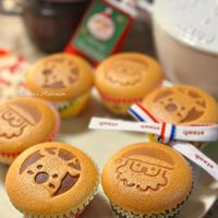可能是戚風蛋糕、薑餅和文字的圖像