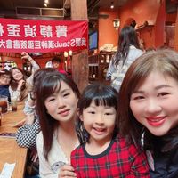 可能是一或多人和文字的圖像
