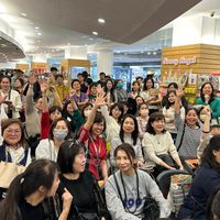 可能是一或多人、人群和顯示的文字是「 Sonny SonnyAngel Angel 」的圖像