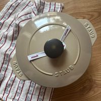 可能是顯示的文字是「 STAUB staub staub STAUB रন BS 」的圖像