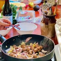 可能是義大利麵、火鍋、西班牙大鍋飯和文字的圖像