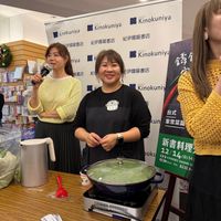 可能是一或多人和文字的圖像