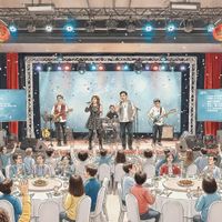 可能是講臺、人群和文字的圖像