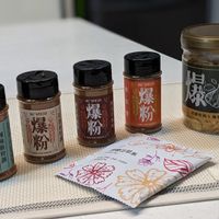可能是顯示的文字是「 BG'SPICES IG'SPICES BGSPICES 爆 粉 RORNICEDARUYA 爆 SPICES 粉」的圖像