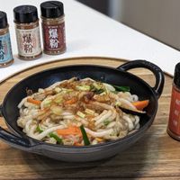 可能是炒飯、炒麵和文字的圖像