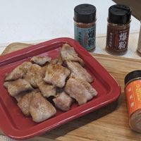 可能是肉排和文字的圖像