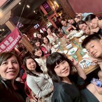 可能是一或多人和文字的圖像