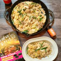可能是義大利麵、炒飯、西班牙大鍋飯、炒麵和文字的圖像