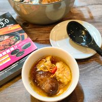 可能是火鍋、拉麵、粥和文字的圖像