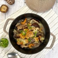 可能是豆腐、燉小牛膝和香菇的圖像