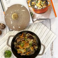 可能是燉小牛膝、西班牙大鍋飯、豆腐、香菇和文字的圖像