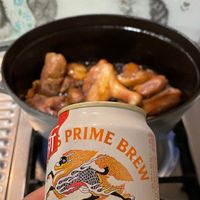 可能是啤酒和顯示的文字是「 PRIME BREW BREN URINBEER UIRIN BEER 番搾り」的圖像
