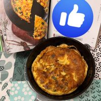 可能是牧羊人派、西班牙大鍋飯、歐姆蛋和文字的圖像