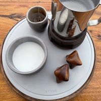 可能是咖啡杯、研磨機、咖啡機和泡茶器的圖像