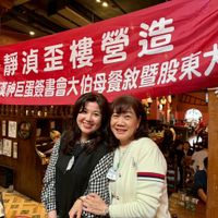 可能是一或多人和文字的圖像