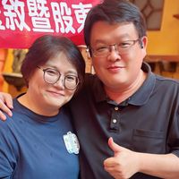 可能是一或多人和文字的圖像