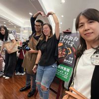 可能是一或多人和文字的圖像