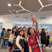 可能是一或多人和電話的圖像