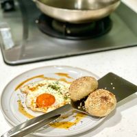 可能是水波蛋、英式瑪芬和蛋黃的圖像