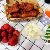 可能是‎草莓和‎顯示的文字是「 ‎0 ما DOG D0GMUM MUM MUM‎ 」‎‎ 的圖像