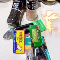 可能是‎打火機和‎顯示的文字是「 ‎UCCONA 100 KENIE' E'S WHOL BLACK E PEPPERCORNS #ธรี 2000 فه 3 ッ M'KENZIES PINK ROC SAL softm NSRL GARLI mint ผ ANCHOVIES HANDPACKED ANC HAND JOHN IN NOLIVEO OIL ة S OVIE PACKED WEST Ba ANCHOVIES Vetero ORTIZ SERVAS CONERVAS in i olive oil 4 Malp preserve.. 6 Aa KpoHbl 45g O 4259 Chef's Companion‎ 」‎‎ 的圖像