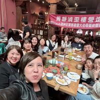 可能是一或多人和文字的圖像