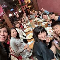可能是一或多人、火鍋和文字的圖像