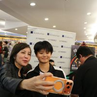 可能是一或多人和文字的圖像