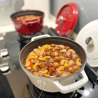 可能是火鍋、焗豆和香菇的圖像