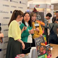 可能是一或多人、書報攤和文字的圖像