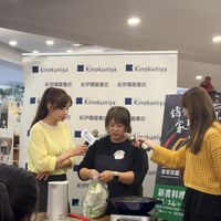 可能是一或多人、泡茶器和文字的圖像